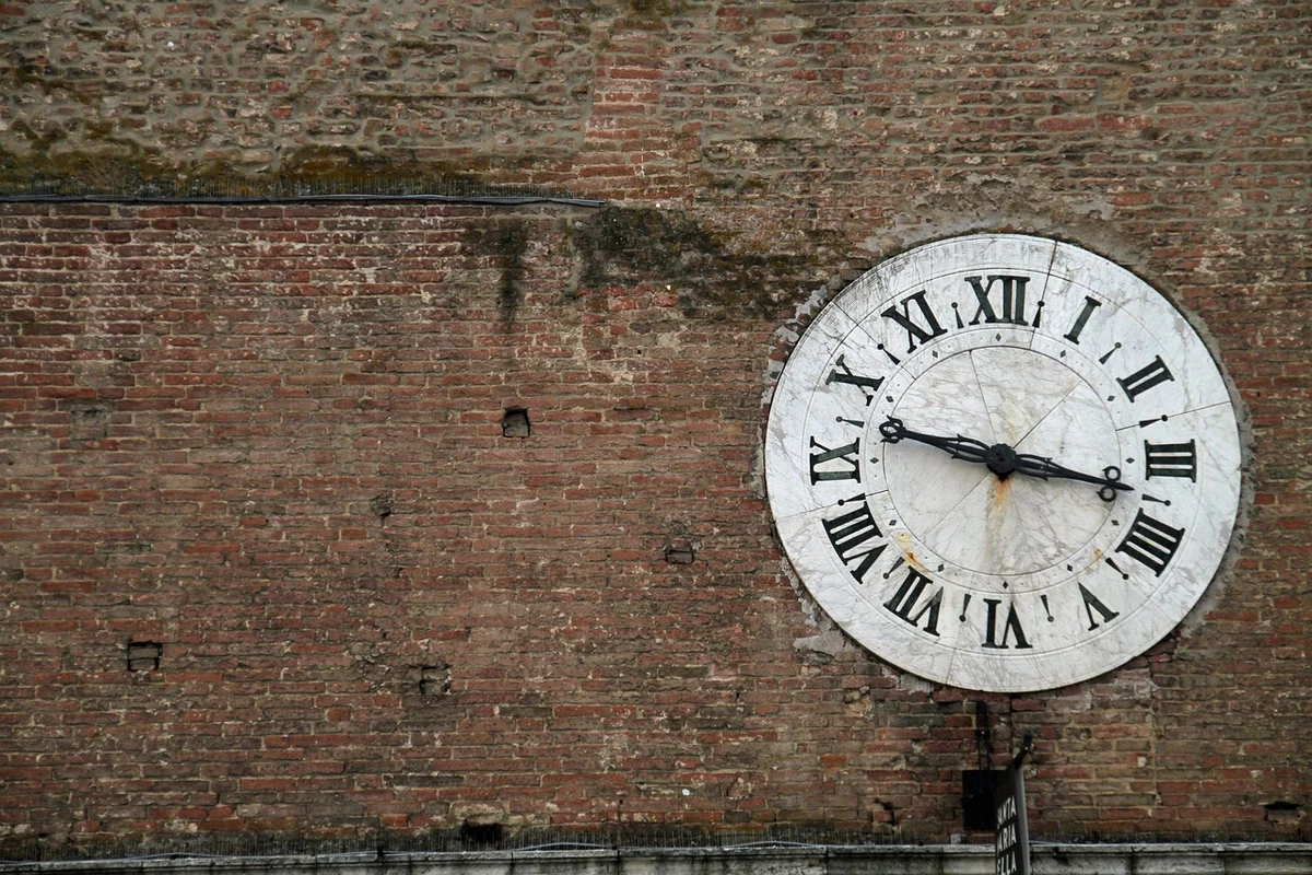 Comment reconnaître une vraie horloge années 50 ?