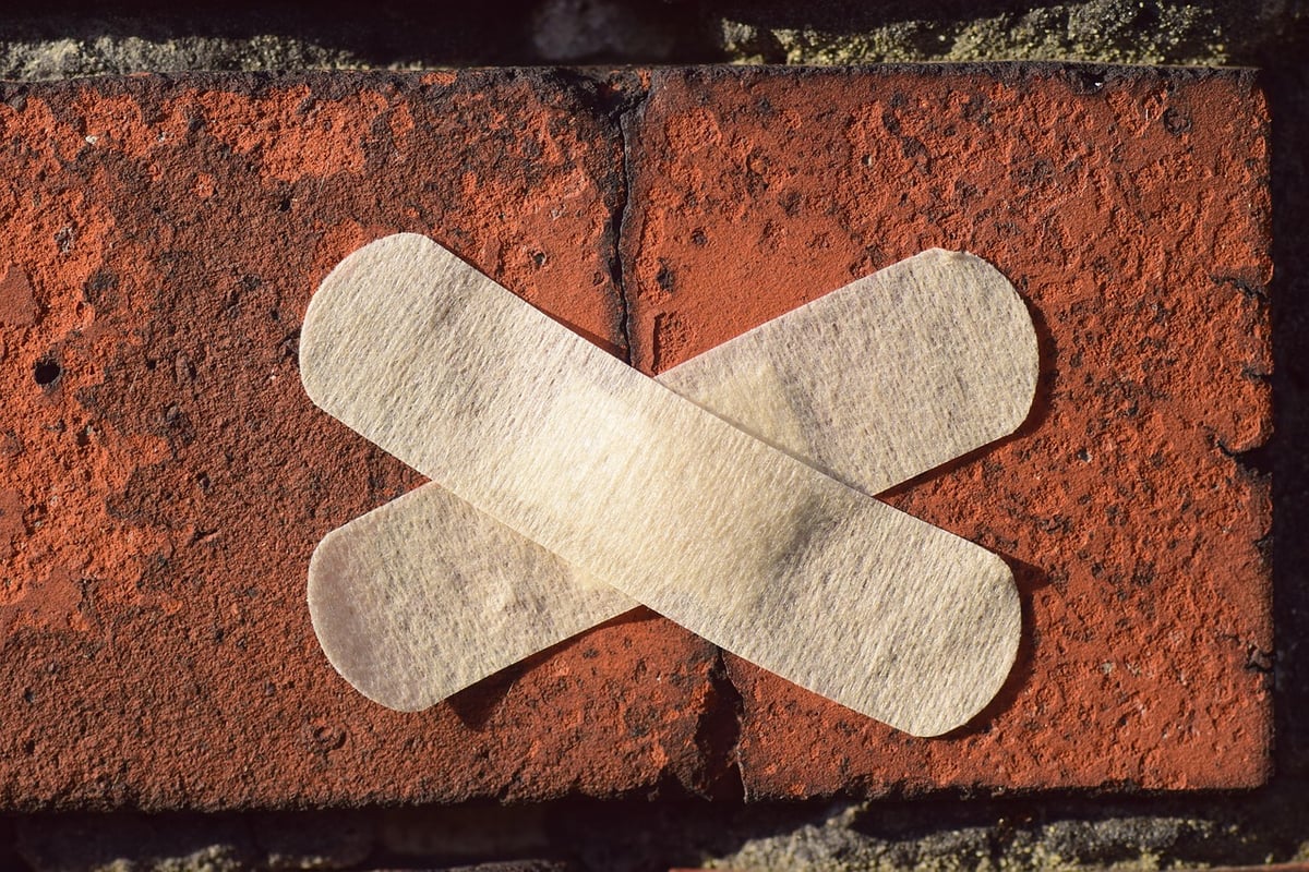 Réparer les fissures dans les murs : diagnostic et solutions durables