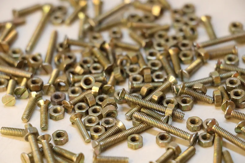 Les exceptions qui piègent les bricoleurs : vis à gauche et pas inversés