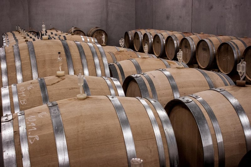 Découvrez les prix 2026 des caves à vin sur mesure sous escalier et optimisez votre espace