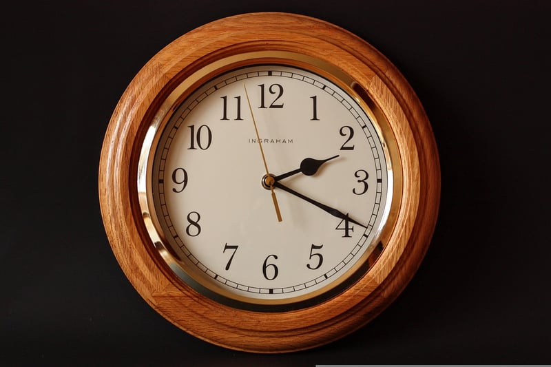 Horloge murale année 50 : le charme rétro qui fait tendance en 2026